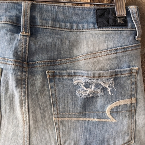 NWOT AEO Light Wash Denim Distressed Hi-Rise Shortie Jean Shorts Size 4 - Picture 4 of 7